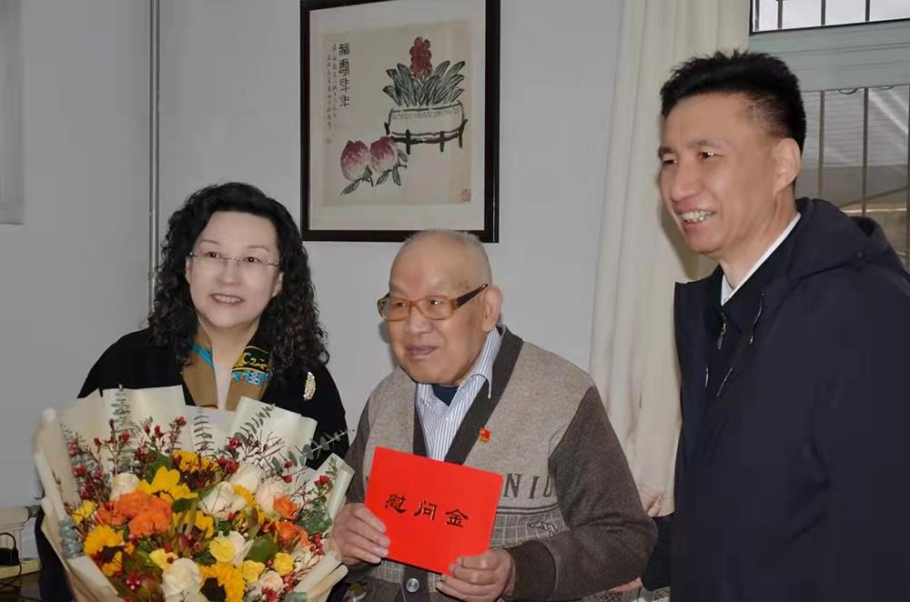 濟南產發(fā)集團黨委副書記、總經理黃蓓走訪慰問離休老干部、老黨員
