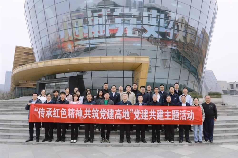 市國(guó)資委黨建與統(tǒng)戰(zhàn)工作處、宣傳與群團(tuán)工作處與產(chǎn)發(fā)集團(tuán)聯(lián)合開(kāi)展“黨建共建”志愿植樹(shù)活動(dòng)